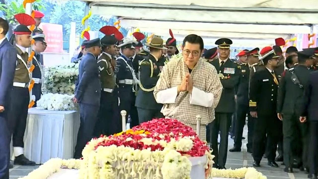 Bhutan King Jigme Khesar Namgyel Wangchuck Pays Last Respects to Former PM Manmohan Singh