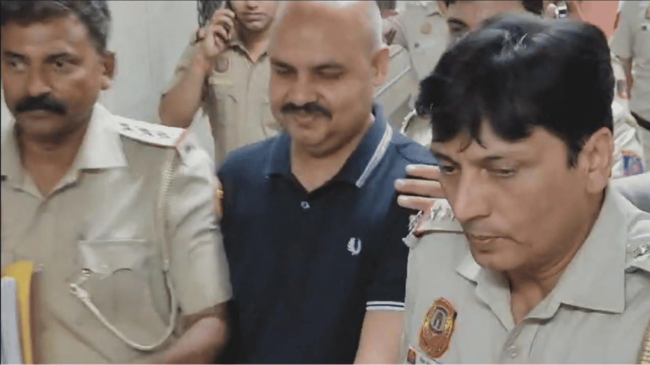 Bibhav Kumar reaches Tis Hazari Court