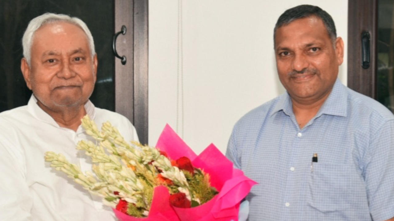 Bihar CM Nitish Kumar with Chief Secretary Amrit Lal Meena