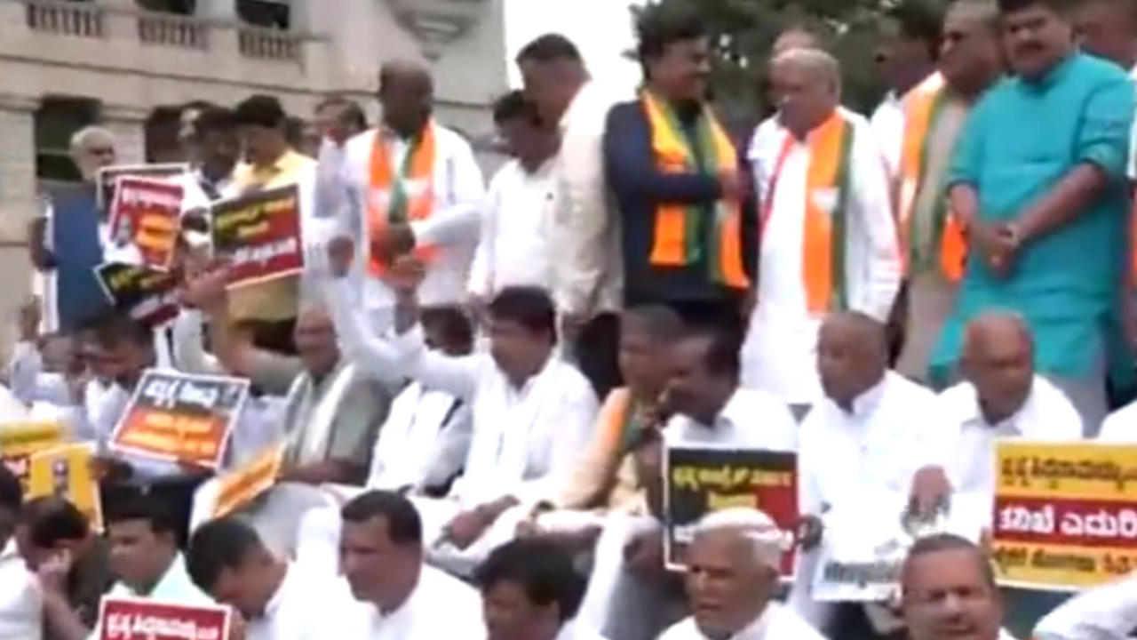 BJP Protests, Demands Siddaramaiah's Resignation