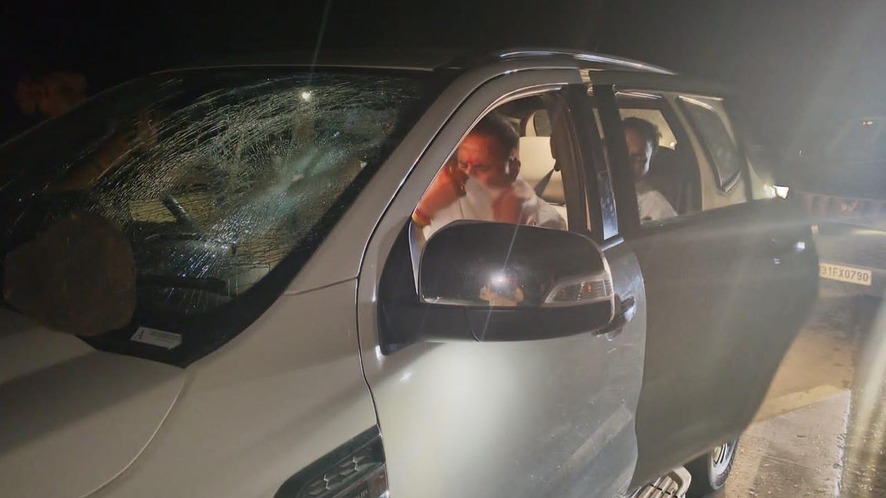 BREAKING: Anil Deshmukh Attacked in Katol, Stones Pelted at His Car