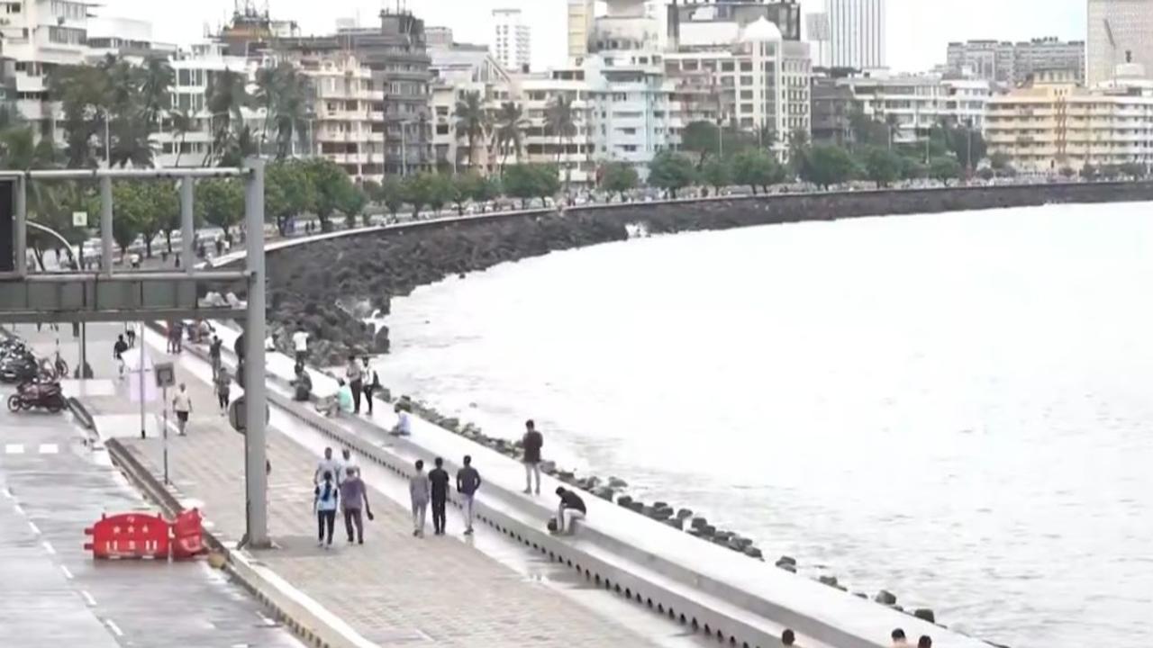 Brief Traffic Snarl at Marine Drive in Mumbai as Navy Bus Breaks Down