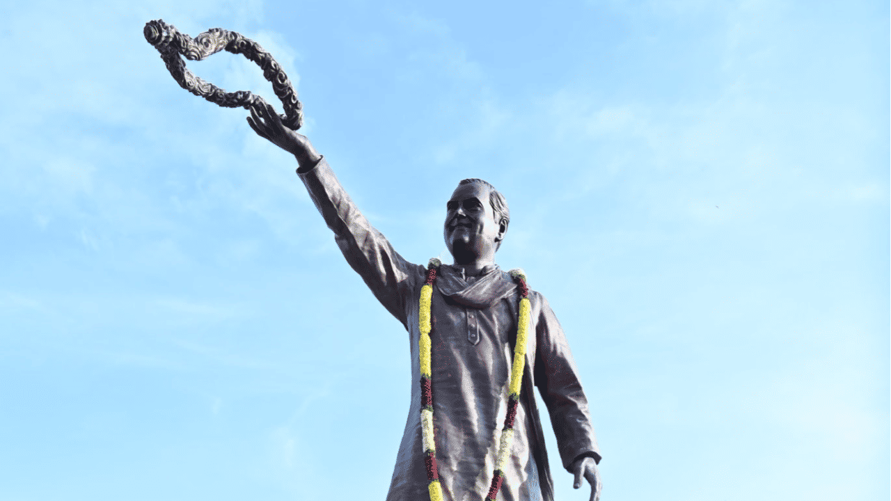  Chief Minister Revanth Reddy inaugurates Rajiv Gandhi statue