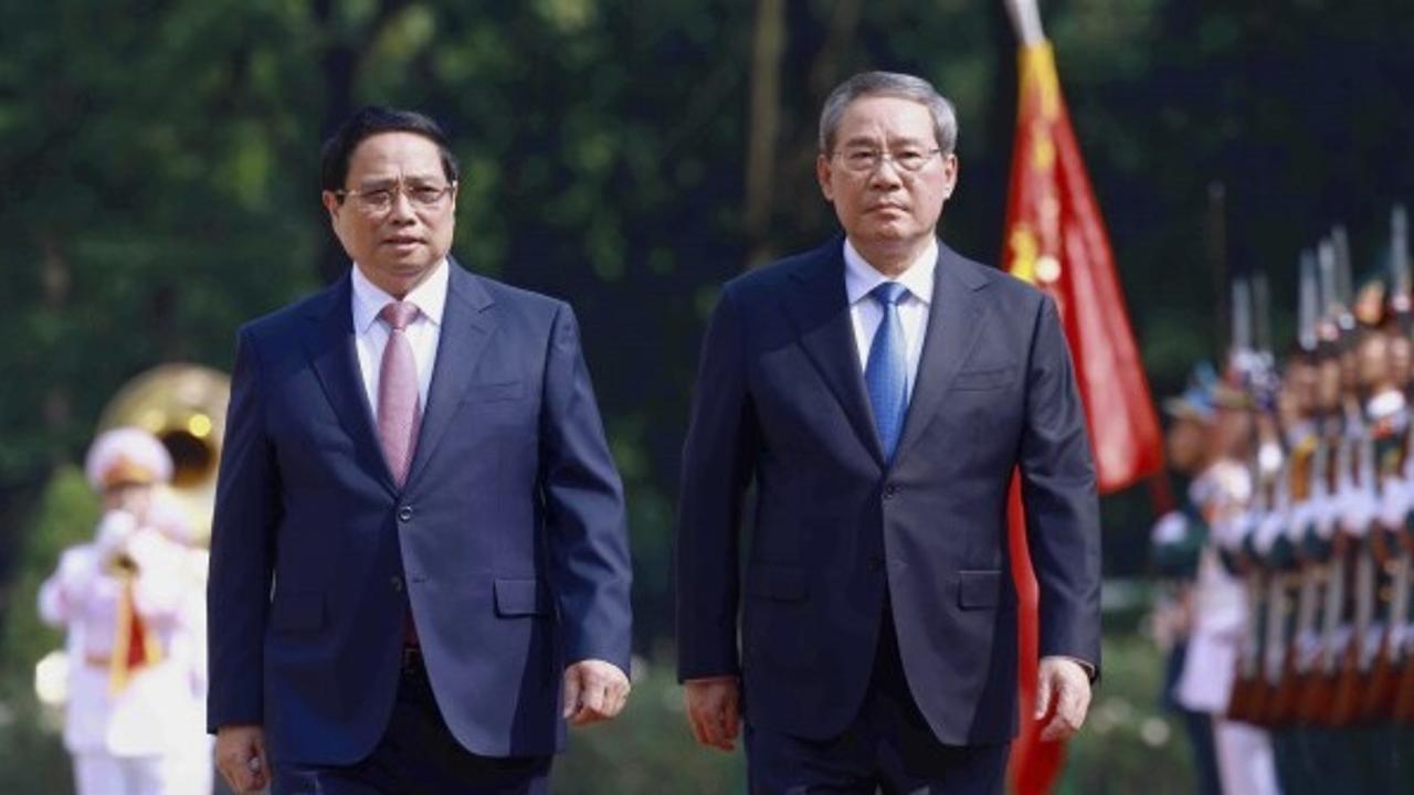 Chinese Premier Li Qiang (right) with Vietnamese PM Pham  Minh Chinh