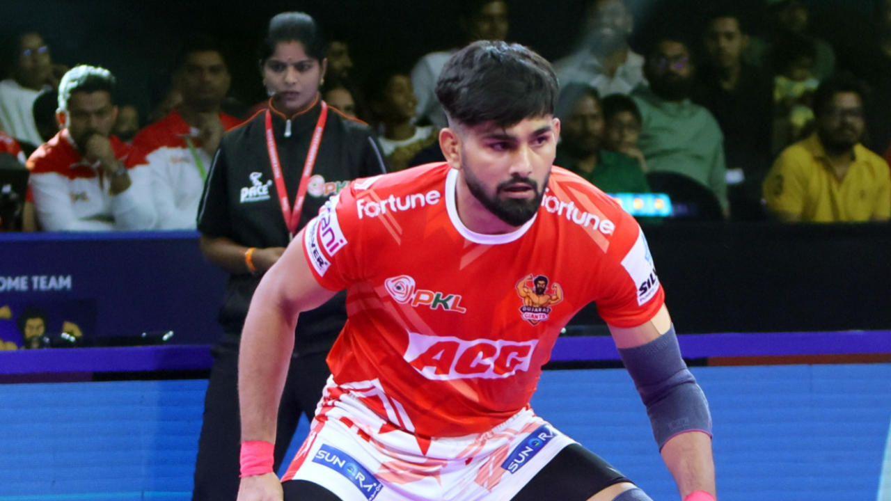 Clinical Gujarat Giants Defeat Bengaluru Bulls; Pardeep Narwal Achieves 1700-Point Milestone