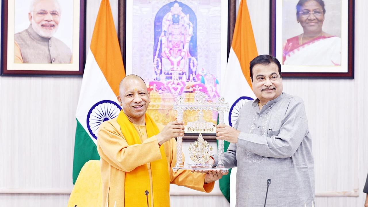 cm-yogi-nitin-gadkari