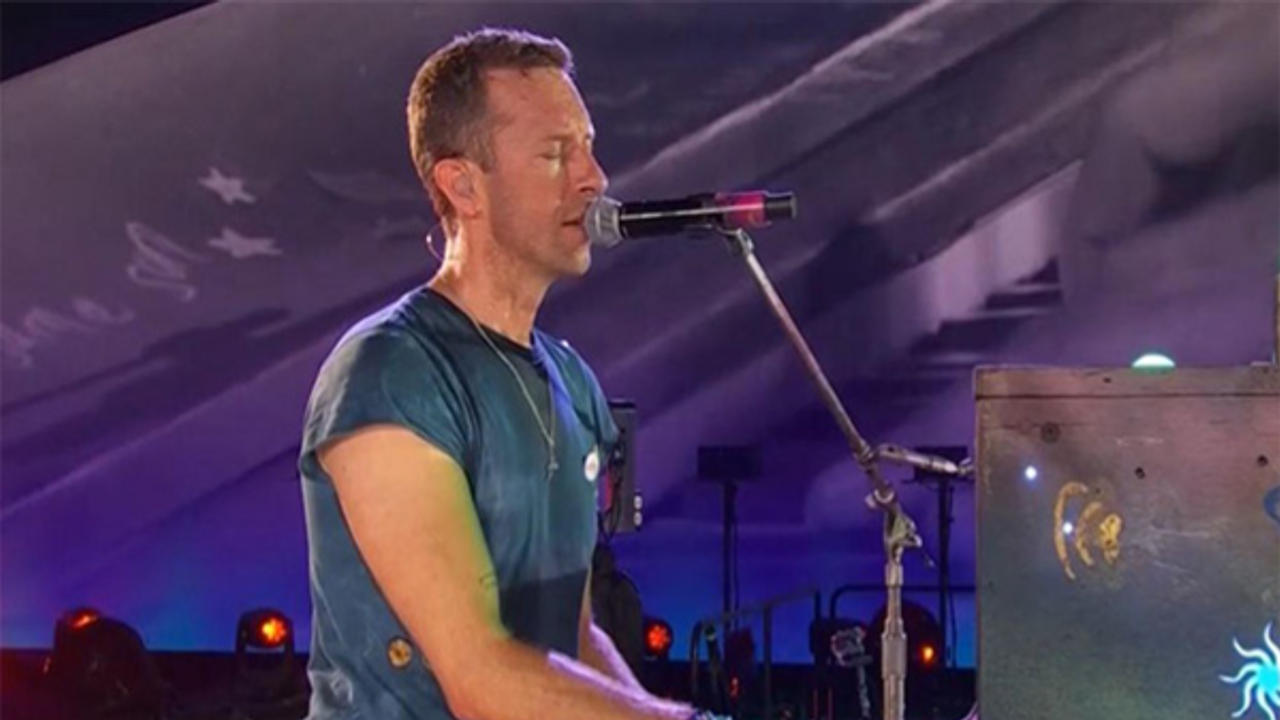 Coldplay's frontman Chris Martin at Ahmedabad concert.