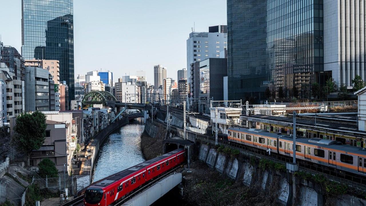 Communications network failure disrupts rail travel across Britain