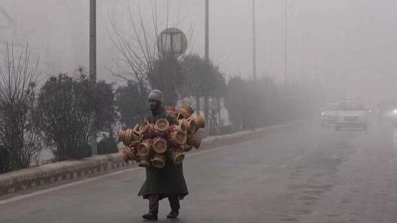 Dense Fog Envelops Parts of Kashmir, Mercury Dips Below Freezing Point