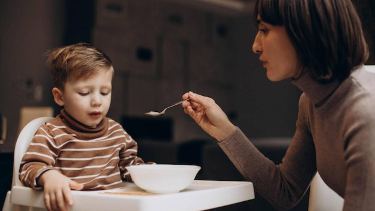 Disadvantages of feeding children by showing them mobile