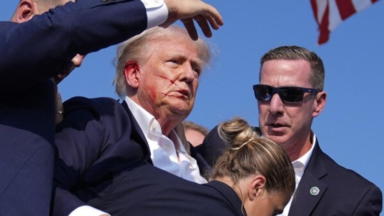 Donald Trump with Secret Service agents. 