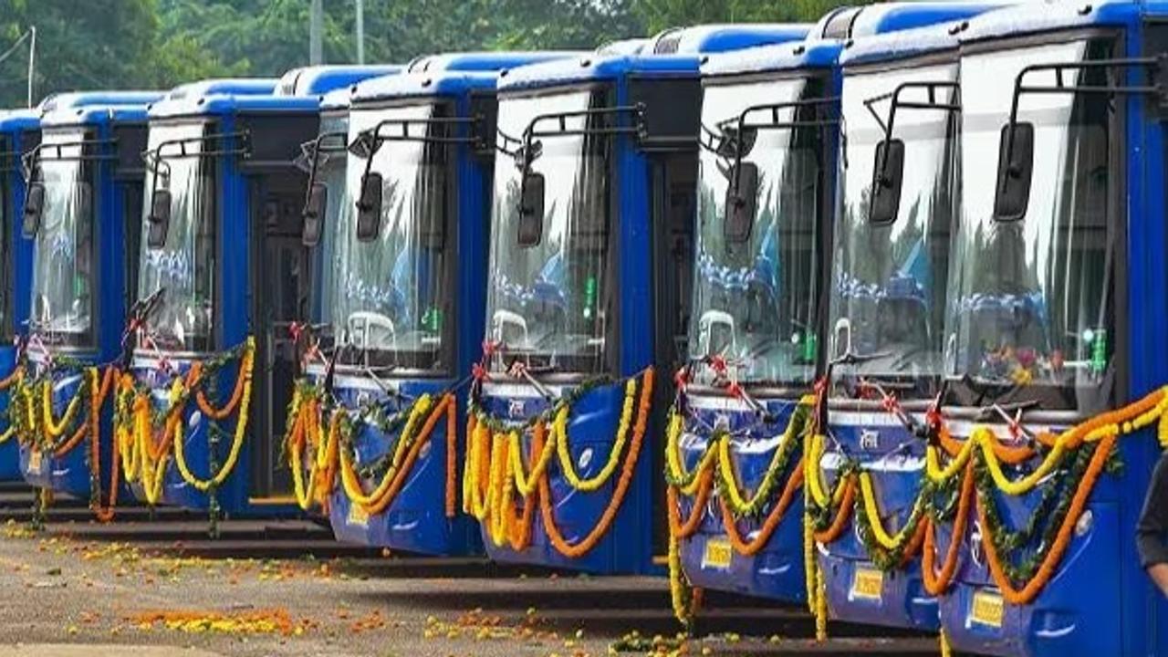 DTC Bus Rear Ends Cluster Bus in Central Delhi