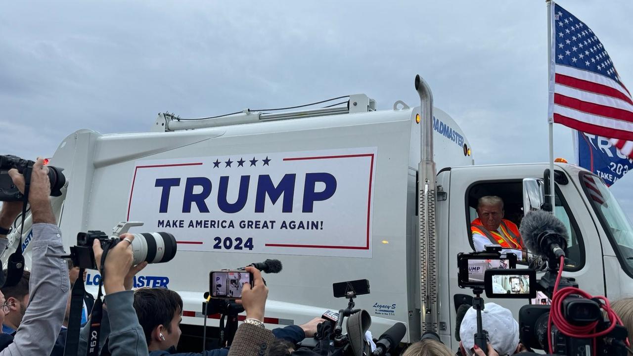  Elon Musk Reacts as Donald Trump Rides Garbage Truck in Jab at Joe Biden