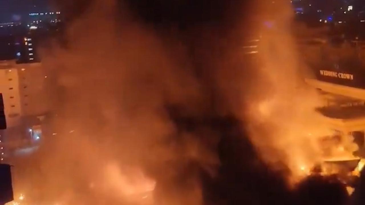 Fire breaks out in a banquet hall in Noida