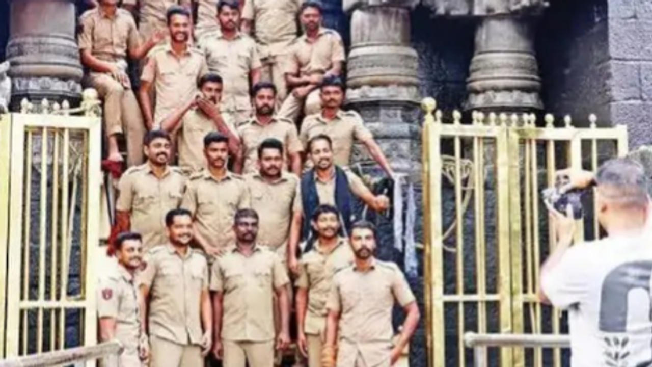 Furore as picture of Kerala Cops standing on Sabarimala sacred steps, inquiry ordered