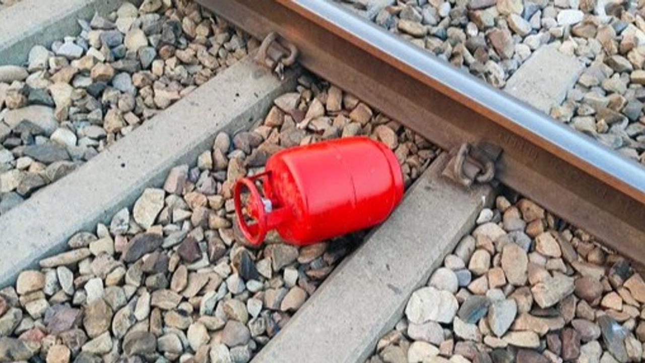 Gas Cylinder Found on Roorkee-Luxor Railway Tracks, Investigation Underway