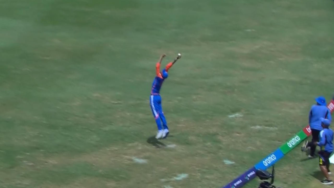 Axar Patel takes a stunner to dismiss Mitchell Marsh