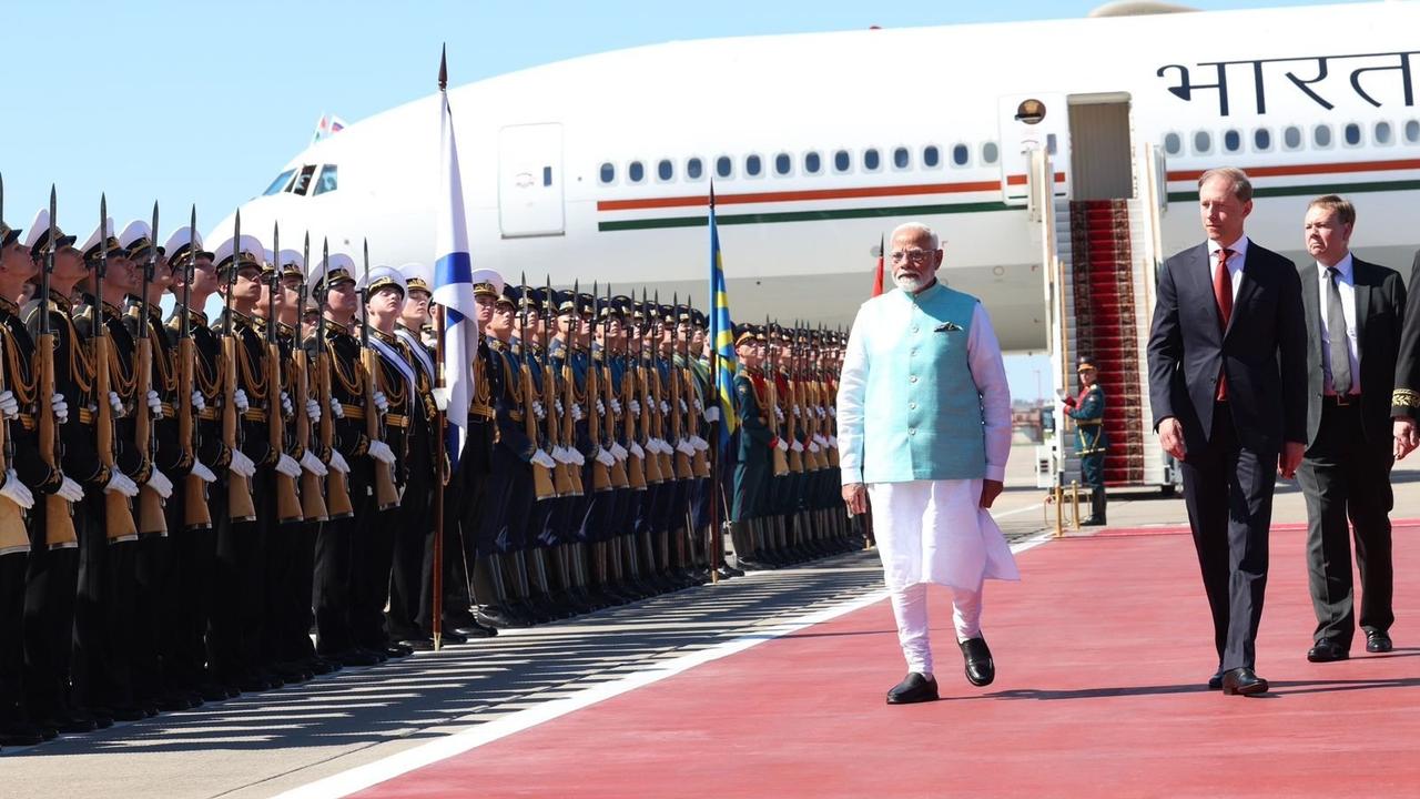  PM Modi reached Moscow, Russia's Deputy PM gave red carpet welcome at the airport