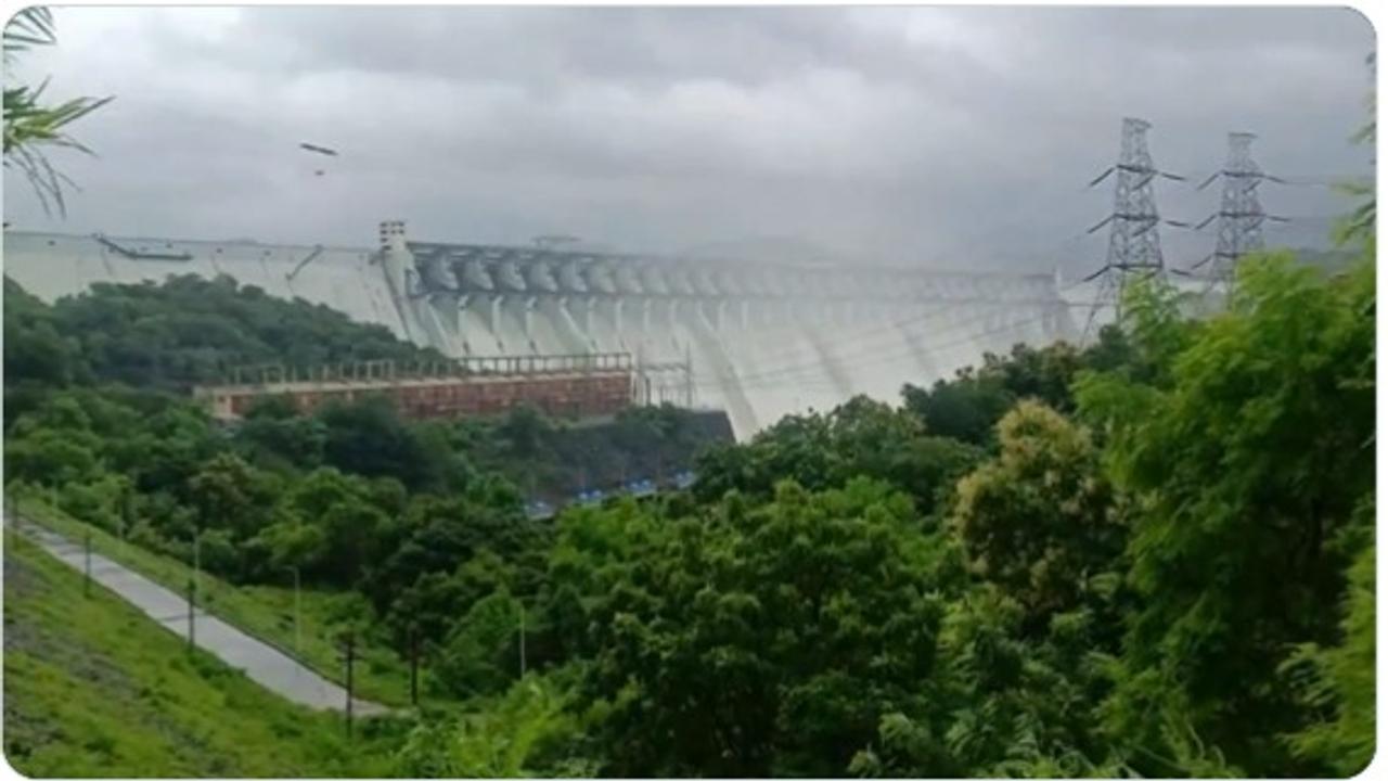 Gujarat Rain: Sardar Sarovar Dam Water Level Rises, 23 Gates Opened; Coastal Villages on High Alert