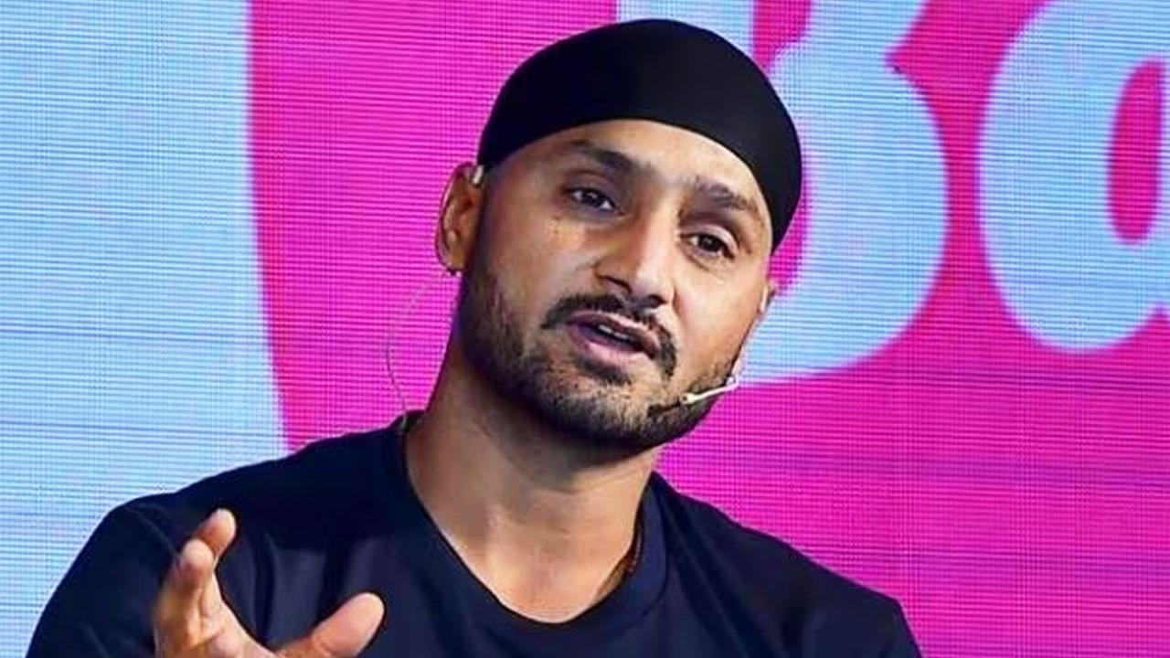 harbhajan singh blasts on pakistan live show