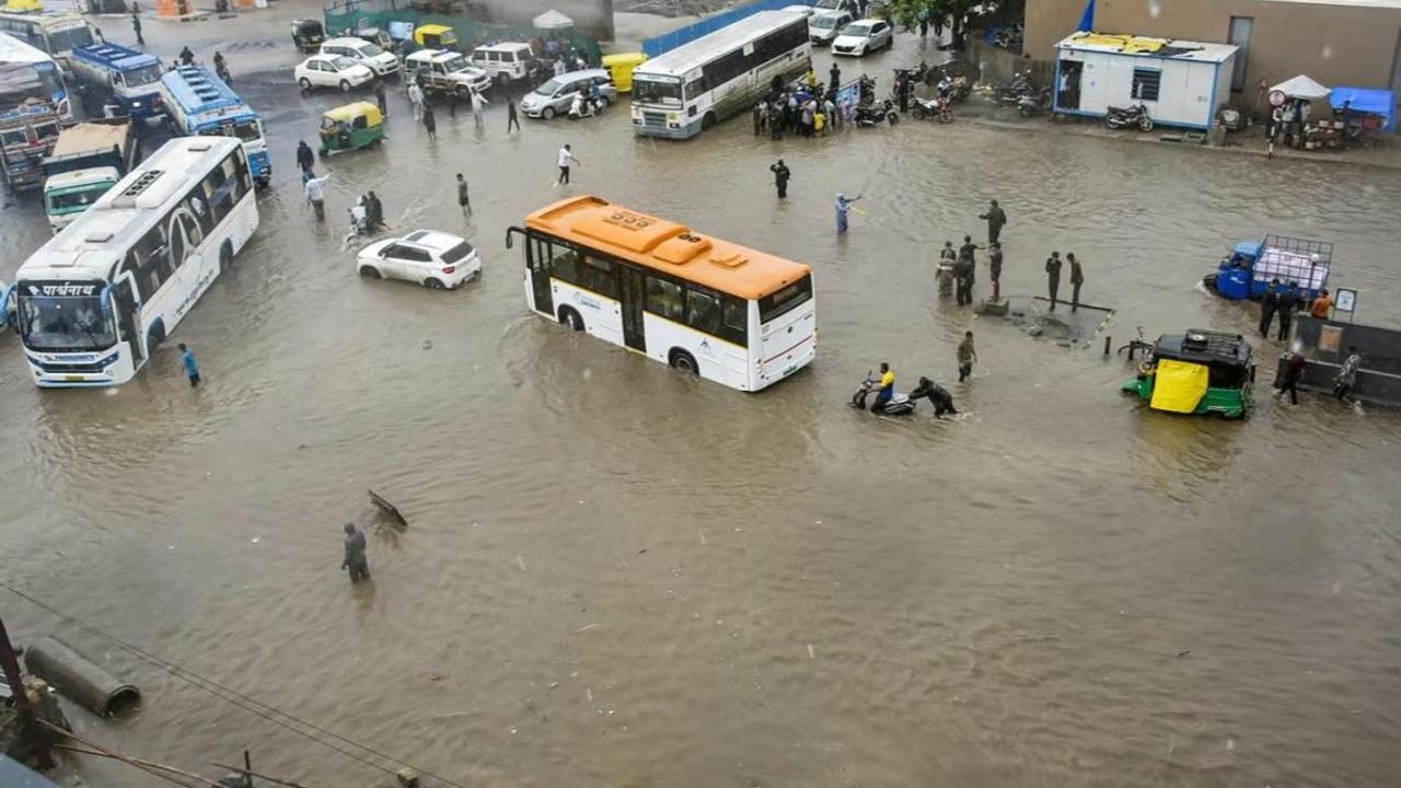 Heavy rains batter Gujarat resulting in waterlogging and flood-like situation in several parts