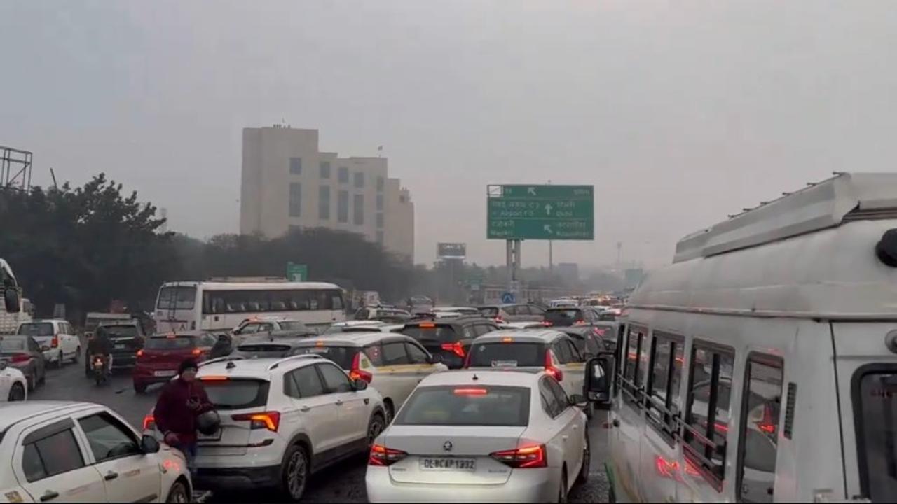 Heavy Traffic Jam on Noida-Greater Noida Expressway Due to Farmers' Protest March