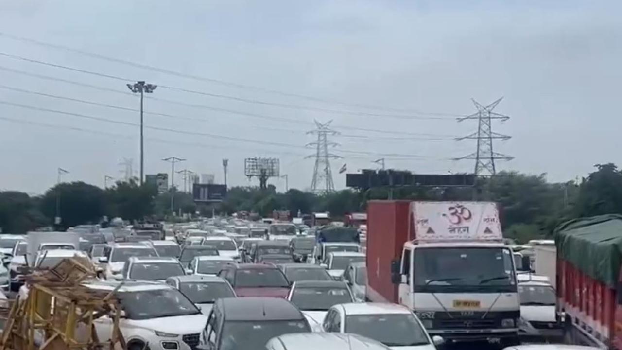 Heavy traffic snarls witnessed at the Delhi Noida Direct Flyway