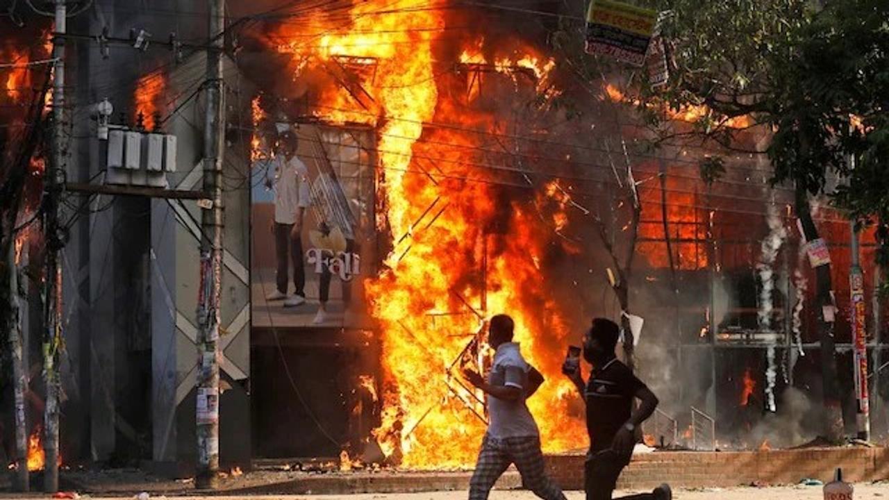 Horrible video of attack on Hindu house in Bangladesh