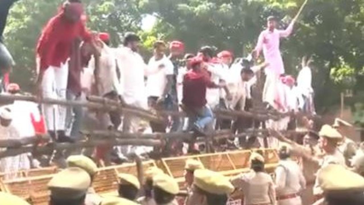 Huge Protests by SP Workers as UP Govt Seals JP Narayan Centre Ahead of Akhilesh Yadav's Visit