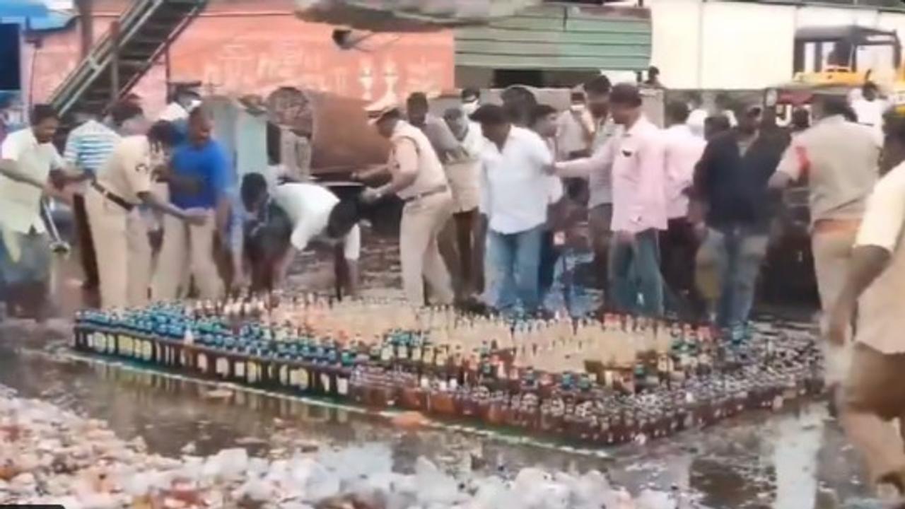 Illicit liquor being looted in Andhra Pradesh's Guntur