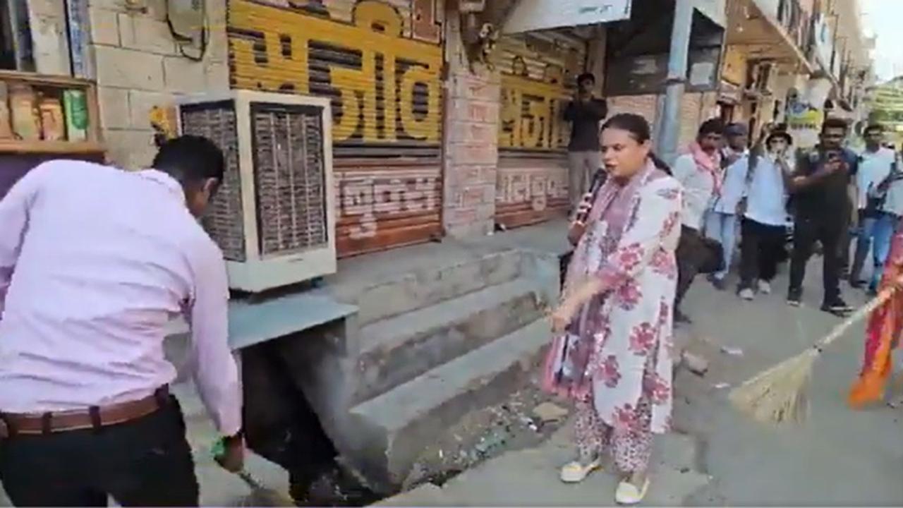 ina Dabi Scolds Shopkeepers Amid Barmer Cleanliness Drive