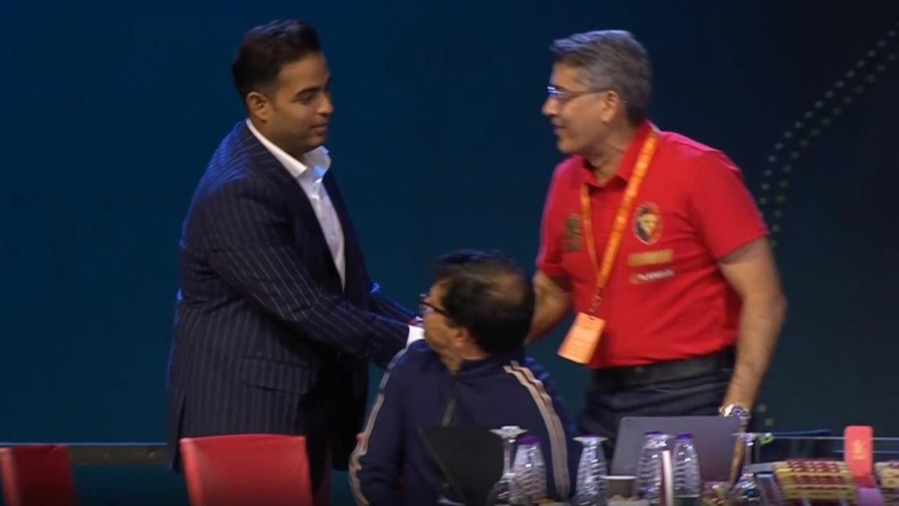 ipl mega auction akash ambani went to rcb table to thank rcb ceo after getting will jacks