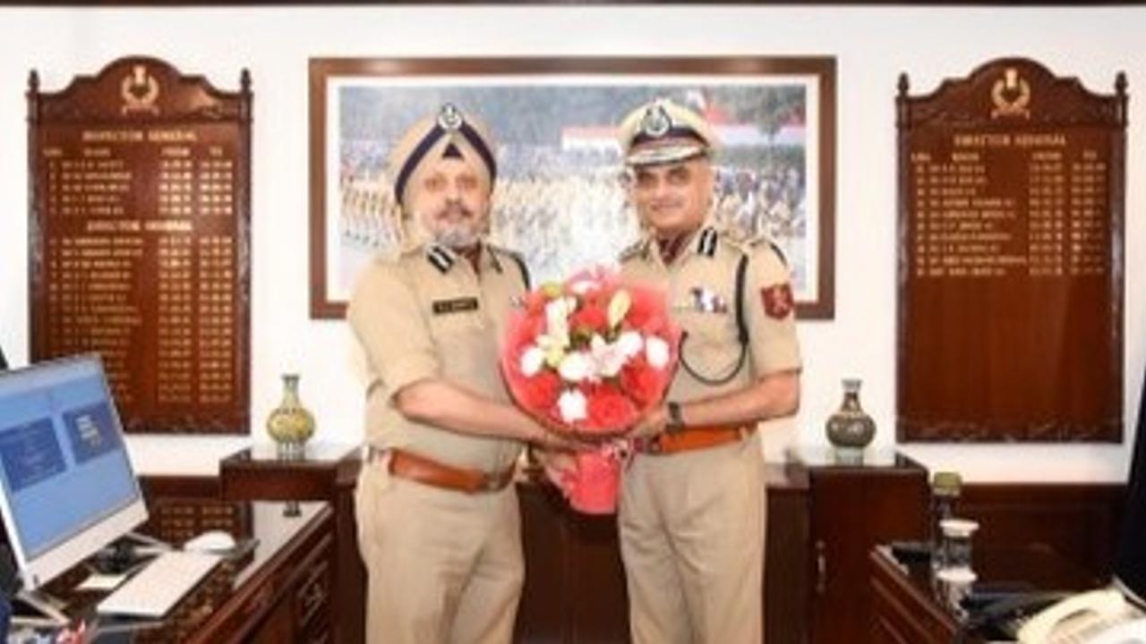 IPS officer RS Bhatti (L) assumes charge as CISF DG