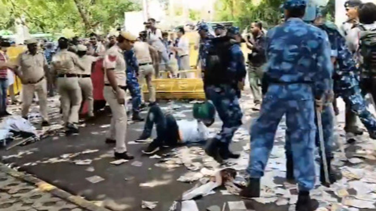   Delhi Cops Lathi Charge Youth Congress Members Protesting Against NEET Paper Leak at Jantar Mantar 