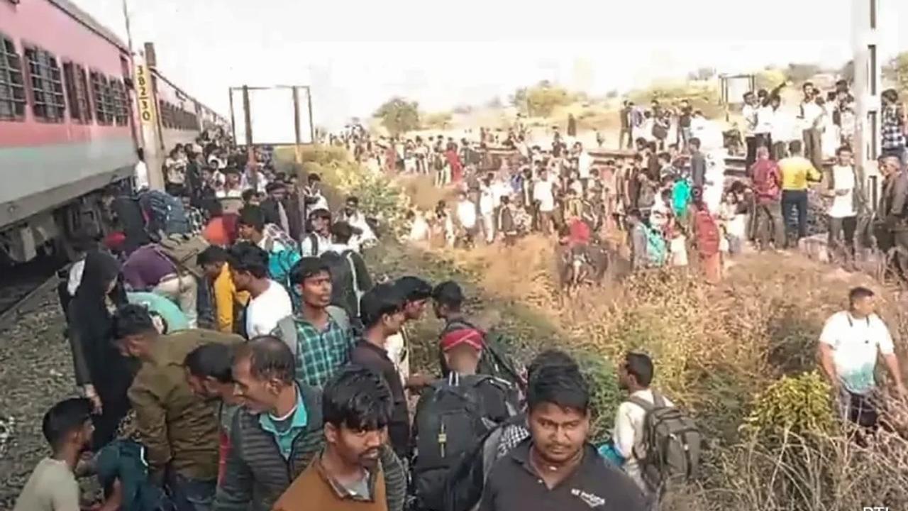 Jalgaon train accident 