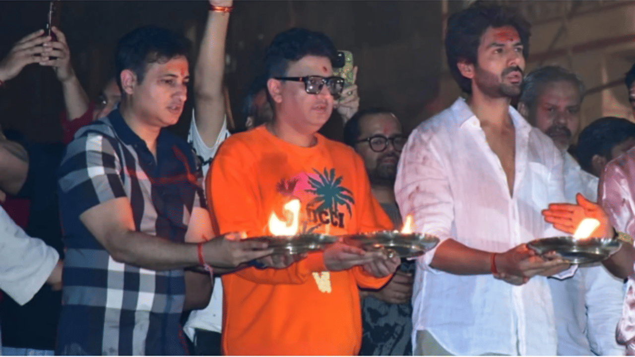 Kartik Aaryan performs Ganga aarti in Varanasi