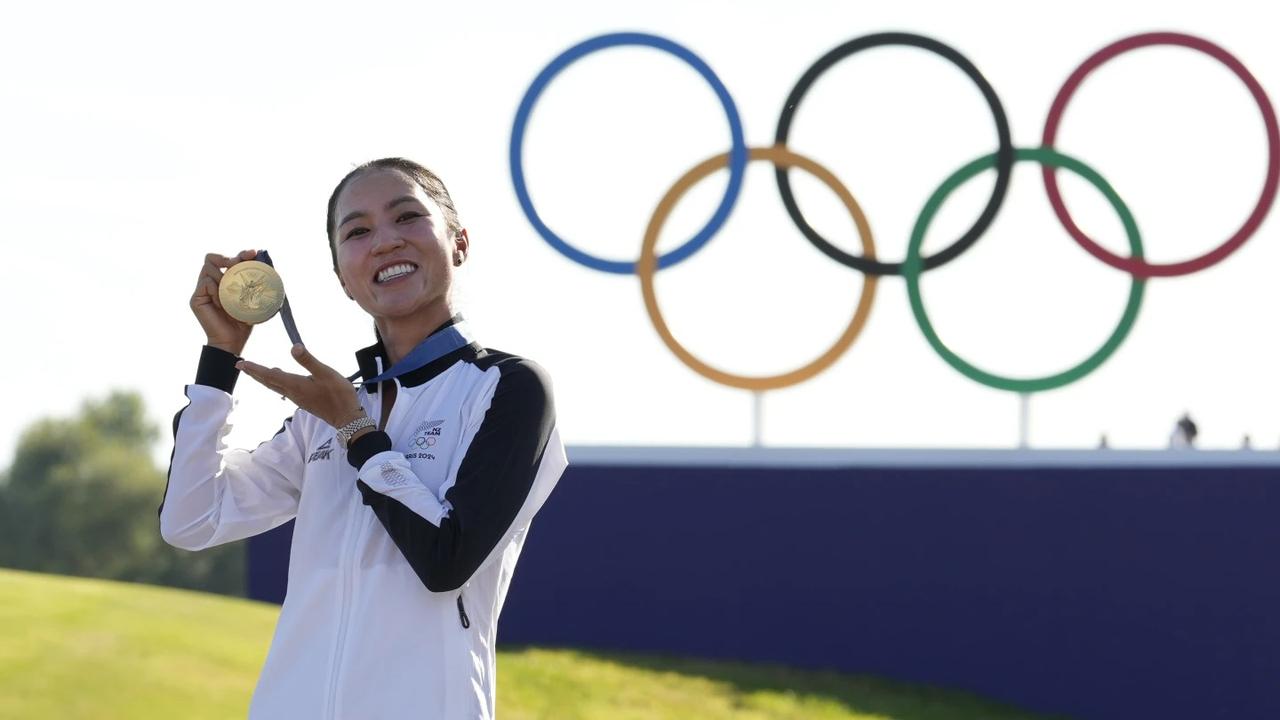 Lydia Ko From New Zealand Poses With Her Olympic Gold Medal