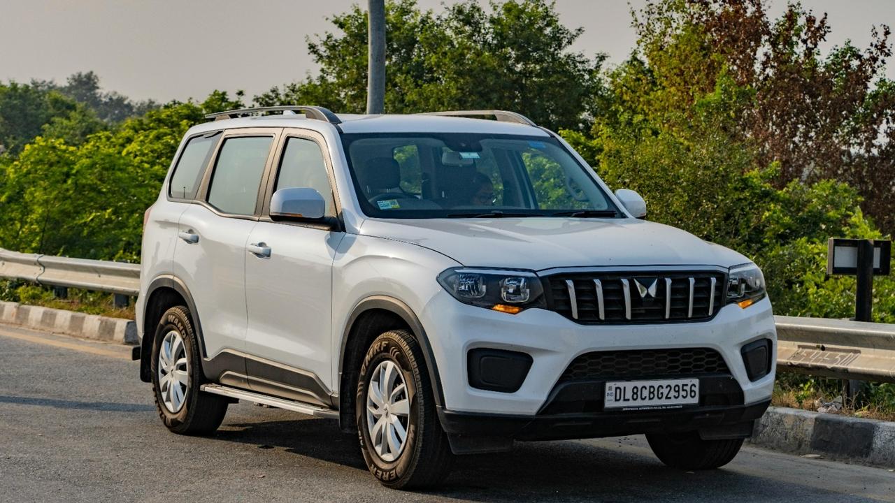 Mahindra XUV7OO