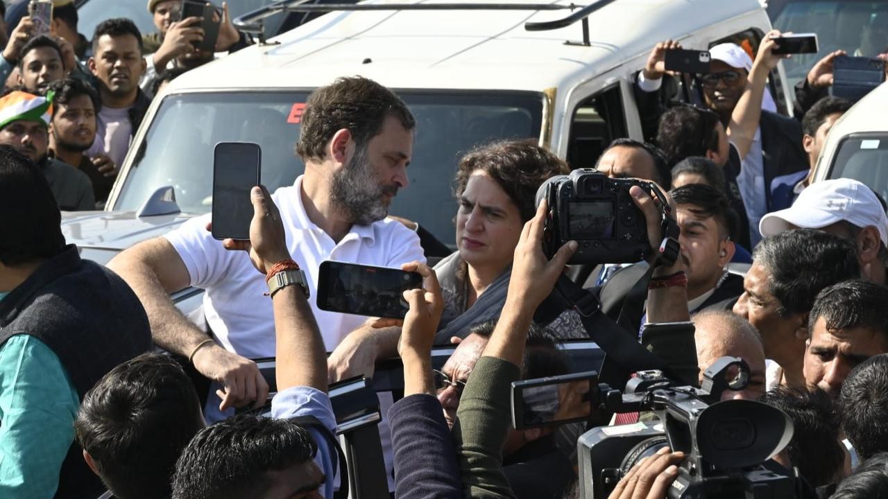 Major Scuffle At Ghazipur Border After Rahul Stopped From Visiting Sambhal, Commuters Protest