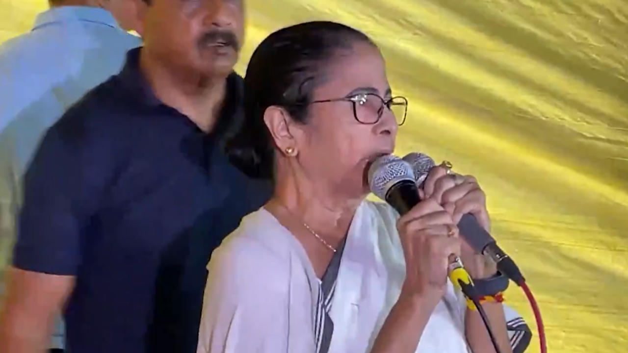  Mamata Banerjee has reached the protest side in front of state health department headquarters in Salt Lake in Kolkata amid growing outrage