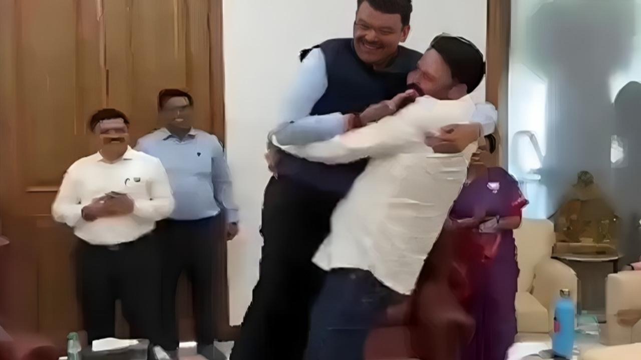 Manoj lifting Fadnavis