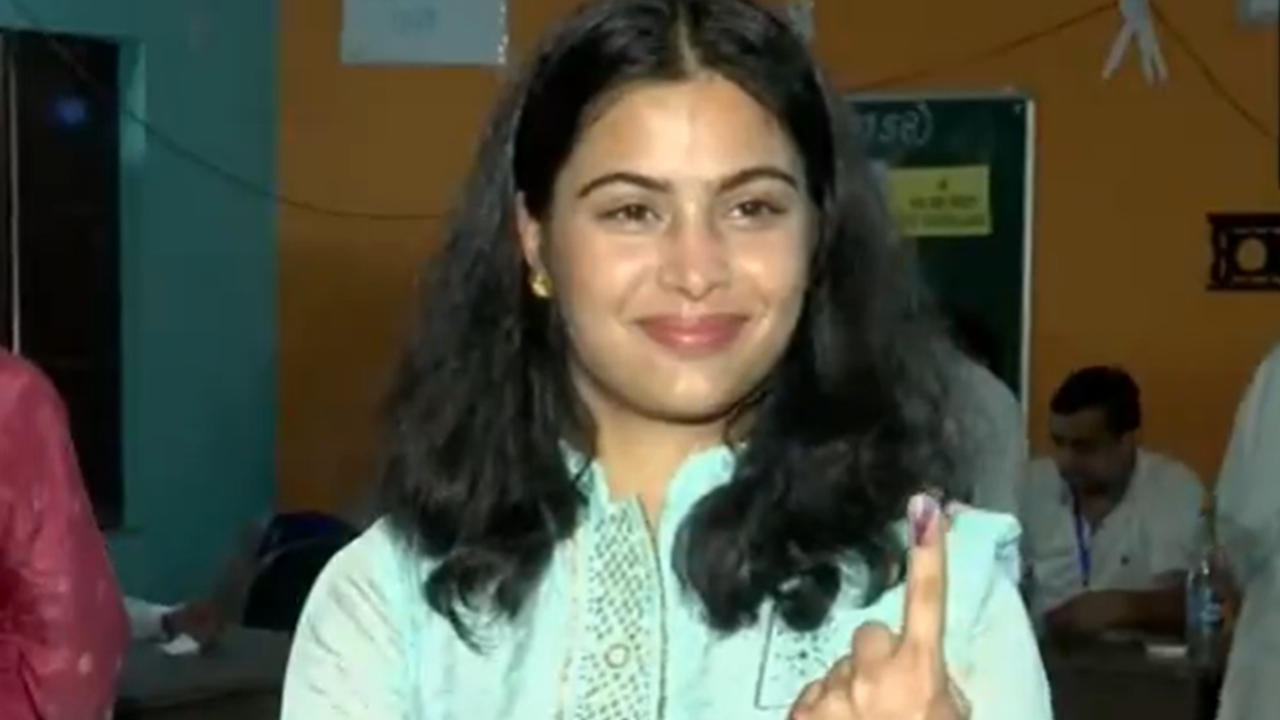 Manu Bhaker Casts Her Vote