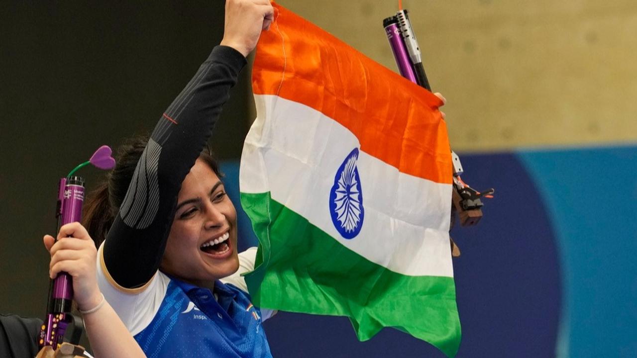 Manu Bhaker celebrates her Olympic Bronze with Indian Flag