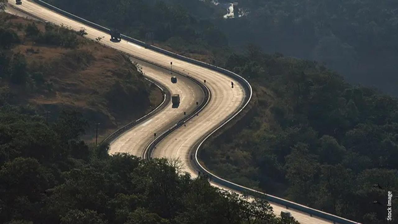 Massive Traffic Jams On Pune-Mumbai Expressway 