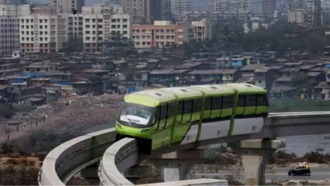 Mobile phone bursts into flames in Mumbai monorail