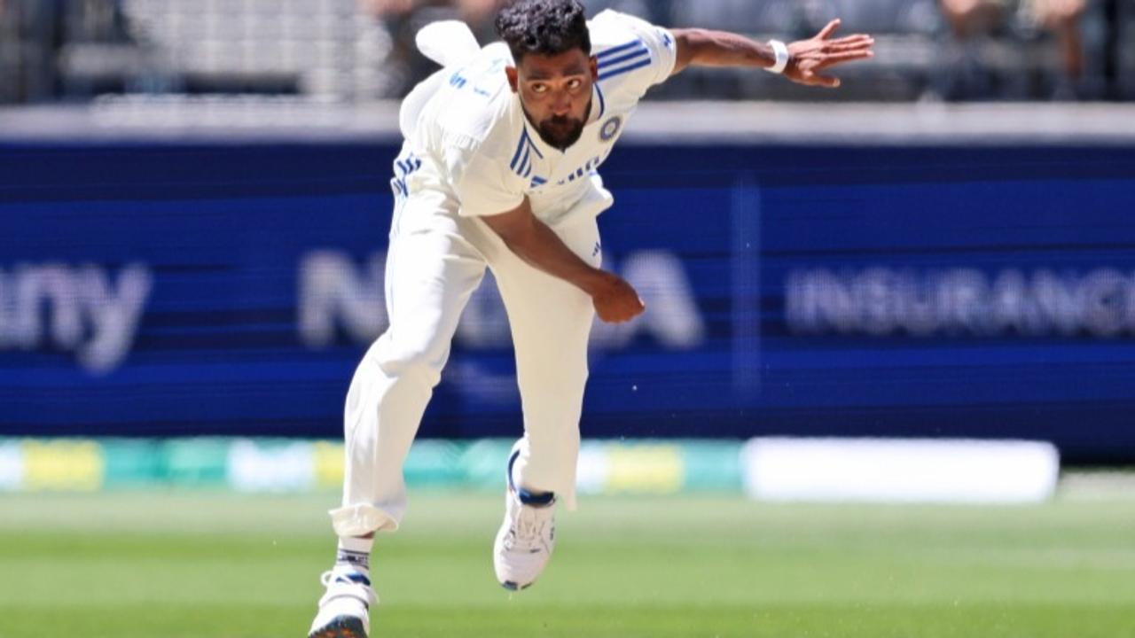 Mohammed Siraj bowls a delivery during IND vs AUS 1st Test