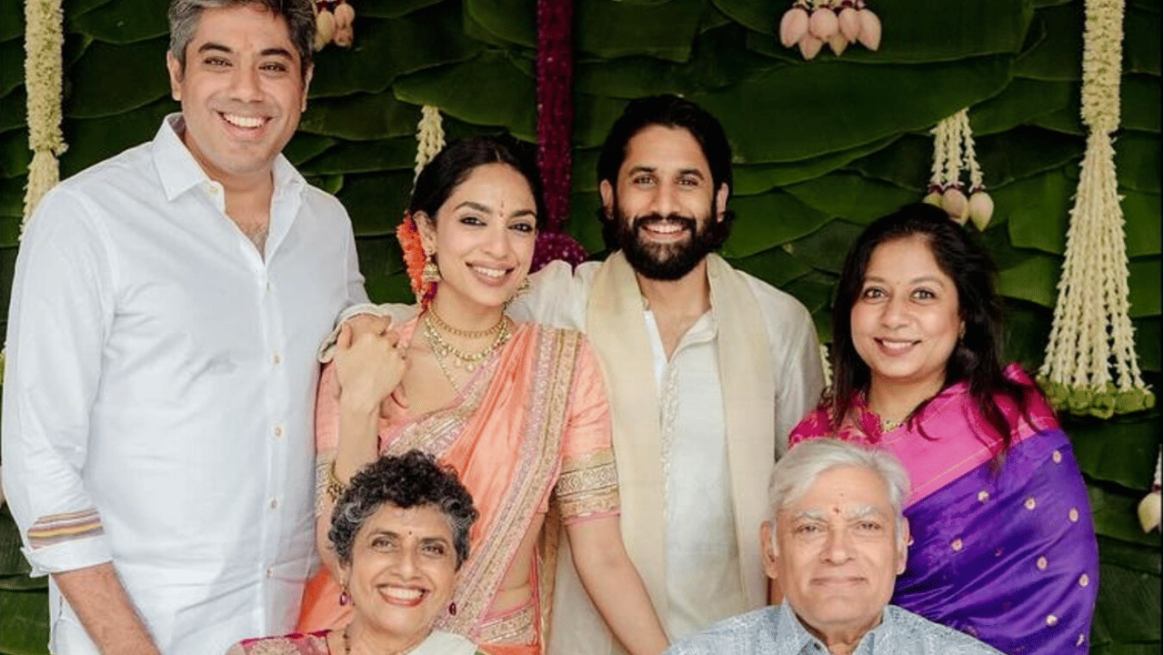 Naga Chaitanya and Sobhita Dhulipala posing with parents.