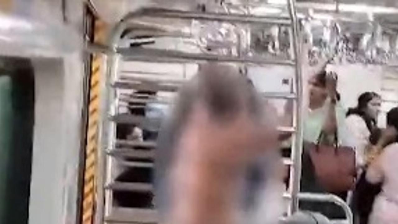  Naked Man Enters Ladies’ Compartment in Mumbai Local Train, Sparks Panic | VIDEO