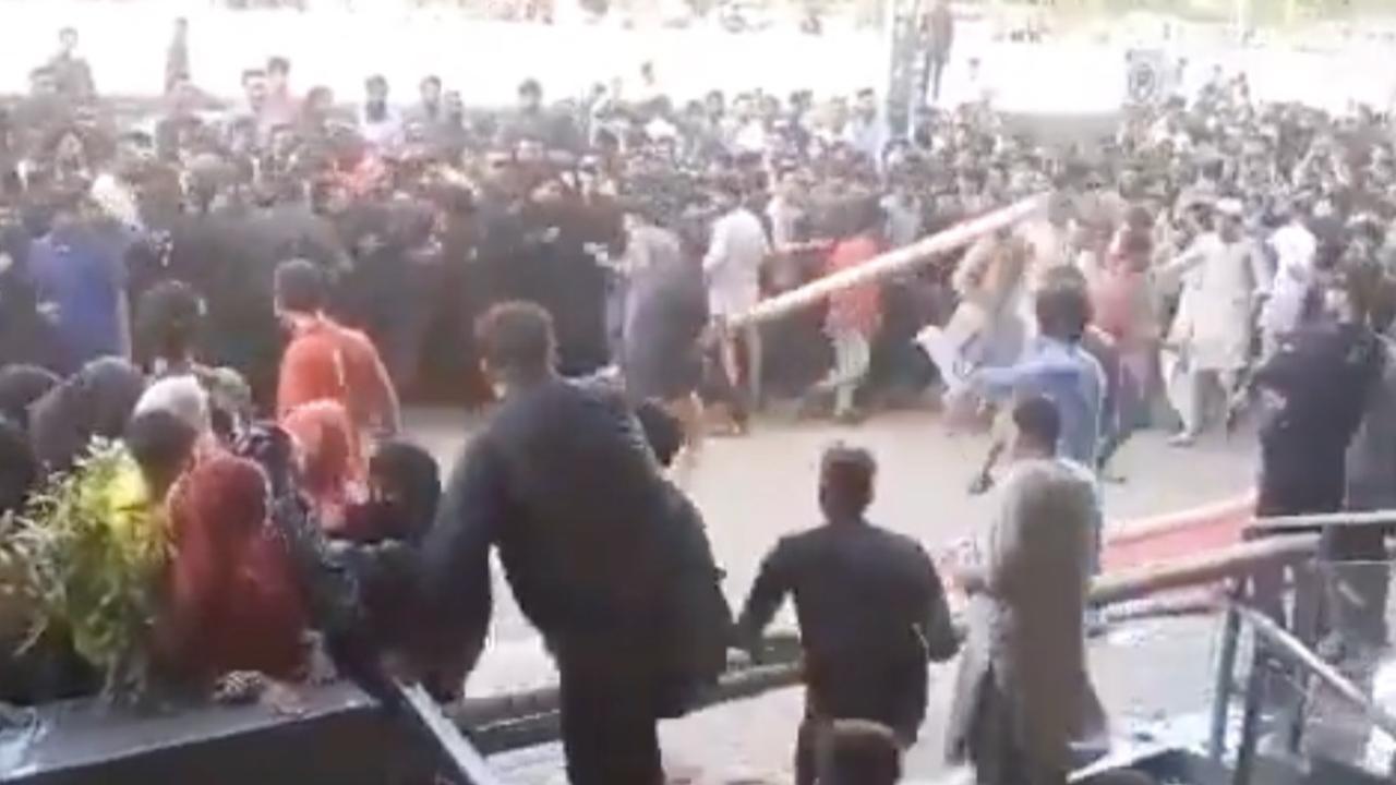 Pakistan mall looted 