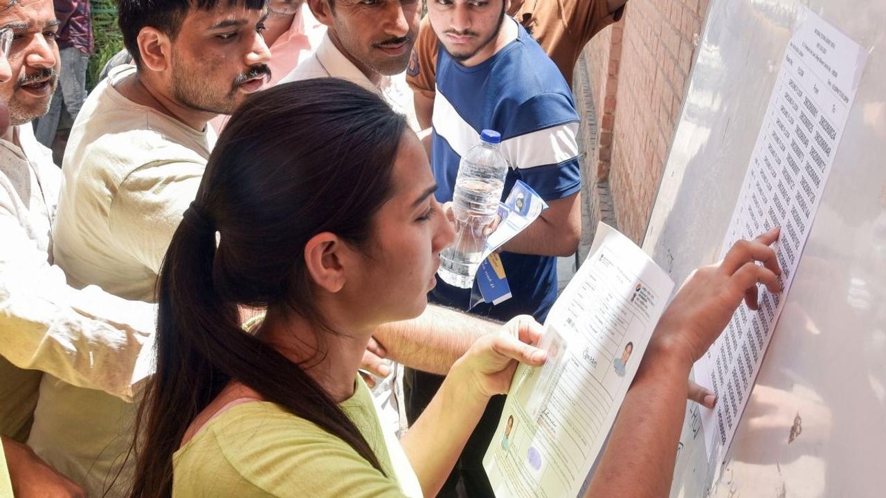 Panipuri Vendor’s Son Who’s MBBS Quota Seat Was Cancelled, Clears NEET In General Category